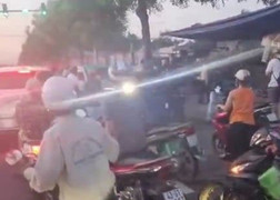 Taxi lao sang đường ngược chiều, tông 9 xe máy đang dừng đèn đỏ