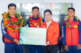 Đội tuyển quần vợt Việt Nam nhận thưởng 100 triệu đồng