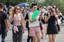 Khán giả phấn khích tới đêm diễn BLACKPINK thứ 2 trong sắc hồng đen