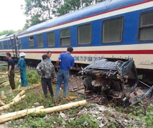 Chết máy giữa đường ray, xe tải bị tàu đâm gãy đôi