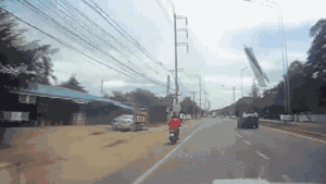 Vật thể 'lạ' lao thẳng vào ô tô, tài xế hoảng hồn