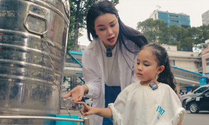 Trà Ngọc Hằng dạy con gái học cách ‘cho đi và nhận lại’