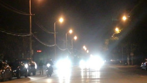 Bật đèn pha trong phố thì bị phạt bao nhiêu tiền? 