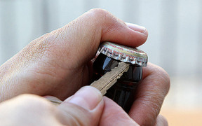 Những cách khui bia không cần dụng cụ mở nắp