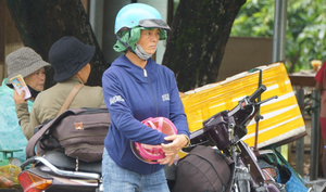 Người dân kẹt lại dưới chân đèo Bảo Lộc nhiều giờ, chờ đợi thông xe