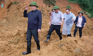 Phó Thủ tướng tới hiện trường sạt lở trên đèo Bảo Lộc, chỉ đạo cứu nạn