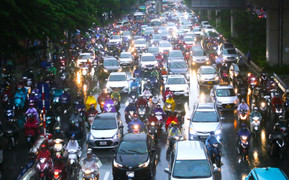 Mưa lớn nhiều giờ, đường phố kẹt cứng, người Hà Nội loay hoay tìm lối về nhà