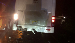 Bình Thuận: Xe tải nghi mất phanh tông vào đuôi xe khách khi đổ đèo, 3 người bị thương