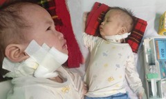 Người mẹ trẻ bất lực ôm con trai 2 tuổi thoi thóp chiến đấu với bệnh lạ
