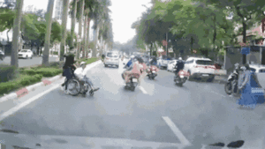 Bao nhiêu lái xe ứng xử văn hóa để được cúi đầu cám ơn thế này?