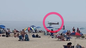 Máy bay cỡ nhỏ lao xuống biển, phi công thoát chết