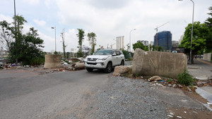 Con đường 800m đầy rẫy 'bẫy bê tông' ở Hà Nội