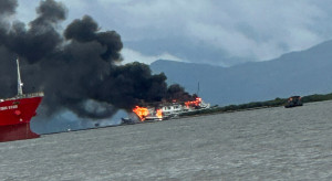 Tàu du lịch bốc cháy dữ dội trên biển ở Hải Phòng