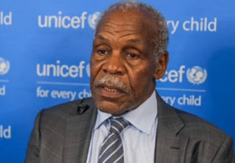 Tài tử Danny Glover đến Việt Nam, thưởng thức bún chả Hà Nội