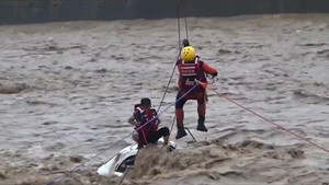 Nghẹt thở giải cứu tài xế mắc kẹt giữa dòng nước lũ cuồn cuộn