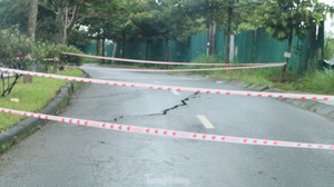 Đường Hồ Chí Minh bất ngờ sụt lún, nhiều nhà dân bị đe doạ