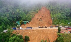 Đồi trồng sầu riêng ngay điểm sạt lở trên đèo Bảo Lộc có một phần đất rừng