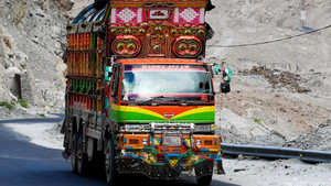 Bí ẩn những chiếc xe tải trang trí đầy màu sắc ở Pakistan