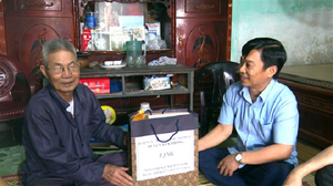Bắc Ninh: Bí thư Huyện ủy Yên Phong thăm, tặng quà các gia đình chính sách