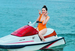 Hoa hậu Diễm Hương khoe dáng nóng bỏng với bikini