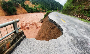 Mưa lũ 'nuốt' gần nửa mặt đường quốc lộ ở Lai Châu