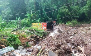 Đường từ Lào về Việt Nam bị sạt lở, nhiều phương tiện và người dân mắc kẹt