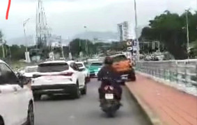 Tài xế bán tải ‘làm xiếc’ trên cầu ở Đà Nẵng