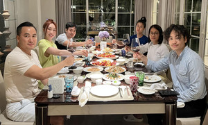 Sao Việt 4/8: Chi Bảo thân thiết ngồi chung bàn bên vợ cũ, vợ mới