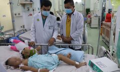 Cứu sống bệnh nhi chân tay miệng nguy kịch đầu tiên