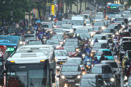 Mưa từ sáng sớm, đường tắc, dân công sở gần trưa mới tới được cơ quan