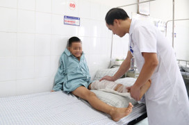 Nhập viện khẩn cấp vì sai lầm tai hại khi tự chữa mụn nhọt