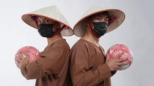 Ngôi sao bóng đá nghệ thuật Việt Nam mang nón lá tranh vô địch thế giới