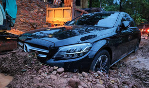 Ô tô ngập sâu trong bùn đất vì sạt lở, người dân vất vả cứu xe