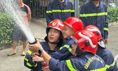 Cậu bé bị ung thư máu làm lính cứu hoả ngay trong bệnh viện