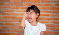 Mẹ chồng lén lút đánh con gái tôi những lúc nhà vắng người