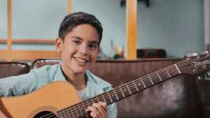 Rapper nhí Shumo lần đầu hát tiếng Việt nhân dịp sinh nhật cha