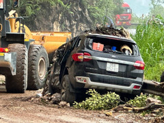 Sạt lở đất đá đè nát đầu ô tô trên Quốc lộ 6, 4 người may mắn thoát chết