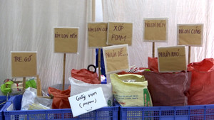 Nhóm bạn trẻ thu gom, phân loại rác tái chế ở Hà Nội