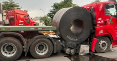 Đứt dây chằng cuộn sắt hơn 20 tấn, xe kéo bị đè đầu đến biến dạng
