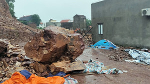 Mưa lớn gây sạt lở, đá từ trên núi rơi xuống ngay sát đám cưới 