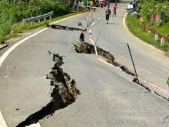 Mưa lớn khiến mặt đường ở Lai Châu bị đứt gãy