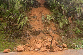 Mưa lớn gây sạt lở, nhiều tảng đá lớn rơi xuống đường ở Hoà Bình, Điện Biên