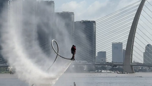 Mãn nhãn màn bay bằng ván phản lực trên sông Sài Gòn