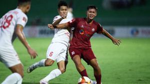 Phi Sơn lập siêu phẩm đánh bại Đặng Văn Lâm, CLB Hà Tĩnh cầm hòa Bình Định