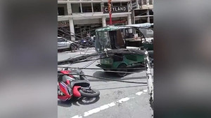 Kinh hoàng khoảnh khắc 8 trụ điện ngã đổ liên hoàn ở Philippines