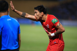 Lỡ sút bóng trúng cổ động viên, Đoàn Văn Hậu tặng áo xin lỗi