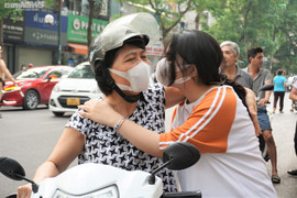 Năm học mới cận kề, phụ huynh gánh đủ loại phí, có người phải gửi con về quê học