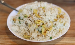 Vợ chết, chồng ngộ độc nặng sau khi ăn cơm rang trứng để qua đêm