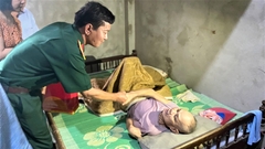 Đoàn lãnh đạo tỉnh Bắc Kạn đến thăm, tặng quà người có công với cách mạng