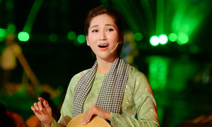 'Hoa hậu cải lương' Như Huỳnh xúc động khi hát tại Cảng Sài Gòn 